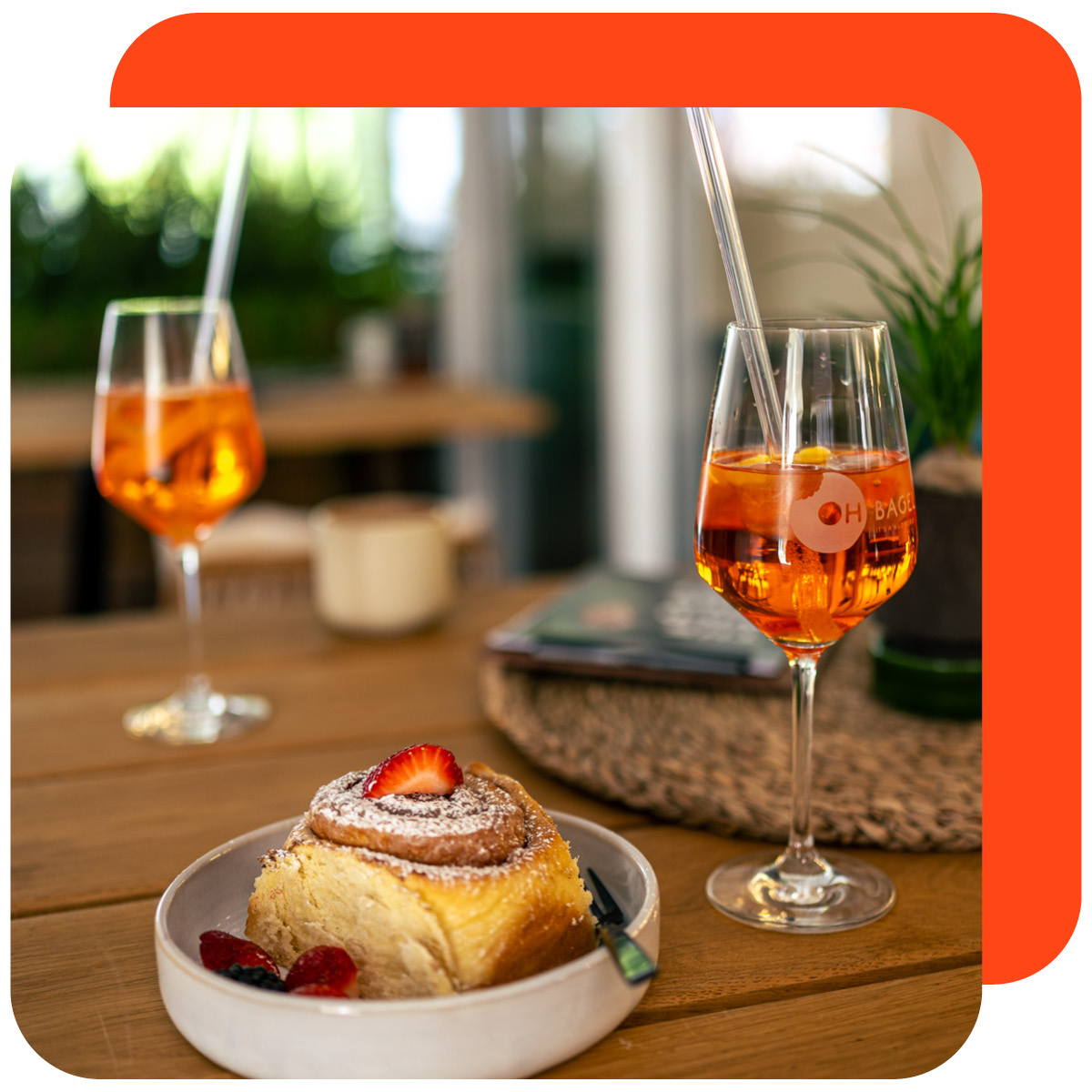 Kuchen mit zwei Getränken